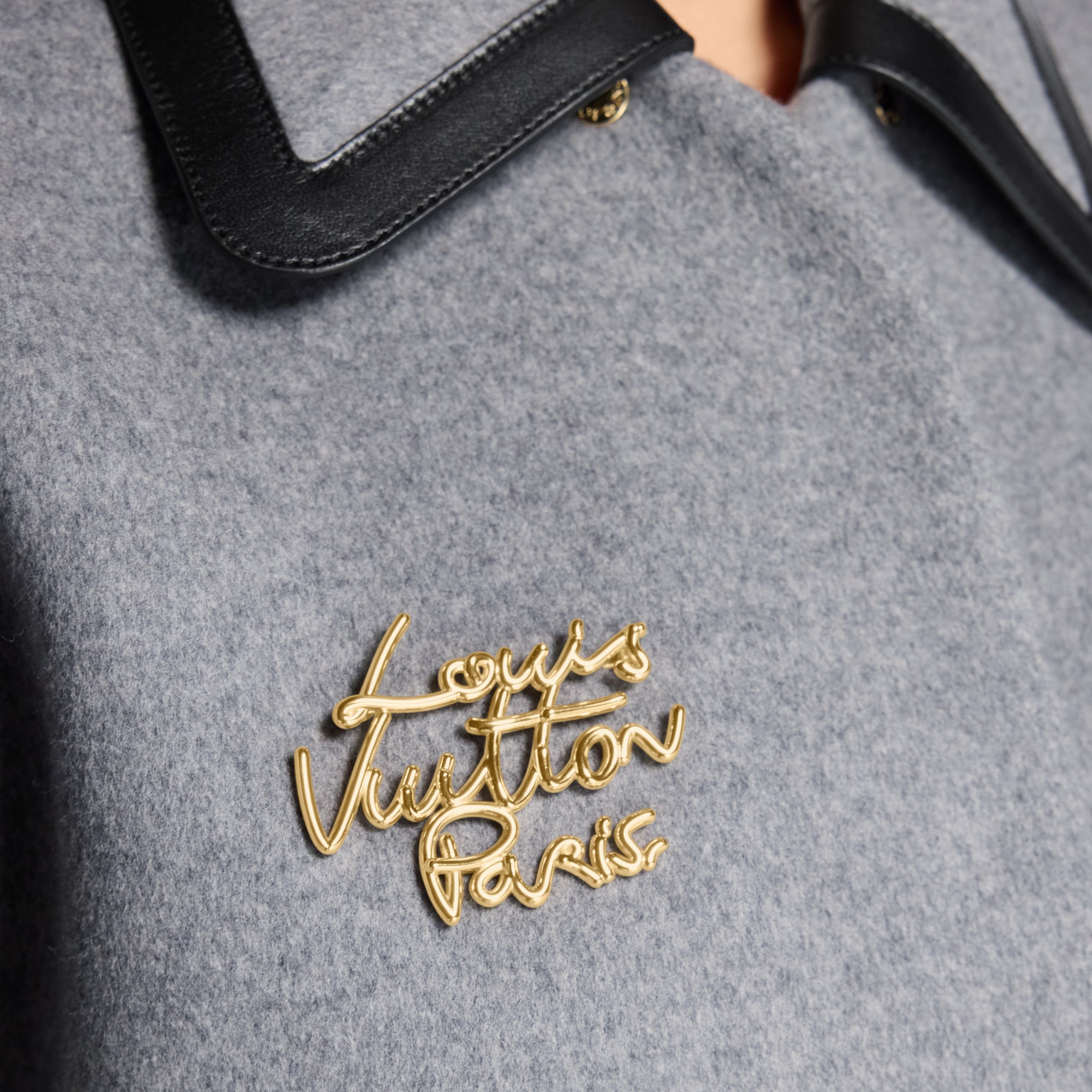 【コーデのポイントに◎】Louis Vuitton ブローチ LV スクリプト ブローチ・LV スクリプト S00|ルイ・ヴィトン 公式サイト - M03098